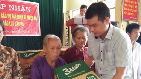 Công ty Truyền thông Reporter VN trao 200 phần quà hỗ trợ người dân Nghệ An bị thiệt hại do bão số 4