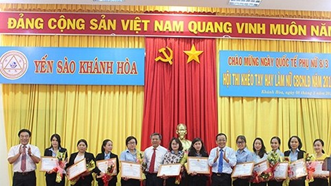 Công ty Yến sào Khánh Hòa khen tặng cho 51 nữ cán bộ, công nhân viên tiêu biểu năm 2018