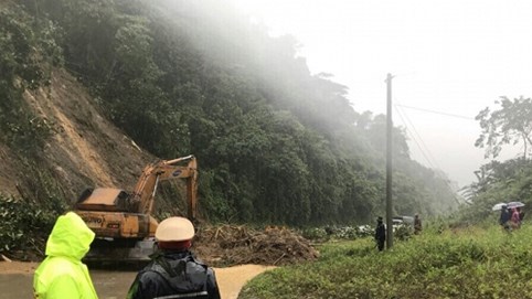 Kon Tum: Cảnh sát giao thông gồng mình ứng phó bão Damrey