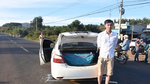 CSGT tỉnh Kon Tum liên tiếp bắt giữ xe taxi chở pháo lậu