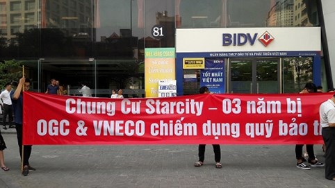 Cư dân Star City căng băng rôn “tố” hàng loạt sai phạm của chủ đầu tư