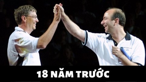 Cú đập tay ấn tượng này đã dự báo tương lai về Bill Gates và Jeff Bezos?