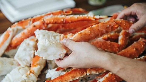 Chân cua hoàng đế dài hơn nửa mét giá vài triệu đồng một bộ