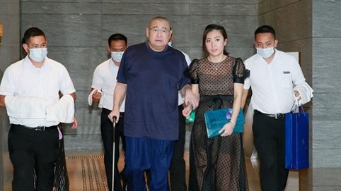 Con trai tỷ phú Joseph Lau chuyển cho mẹ kế 300 trệu USD