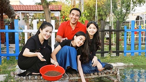 MC Quyền Linh đưa vợ con xuống Tây Ninh chúc mừng em trai khai trương phim trường