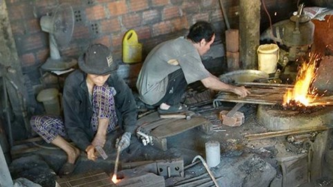 ‘Phải cho dân biết những nghề nào tăng tuổi hưu’