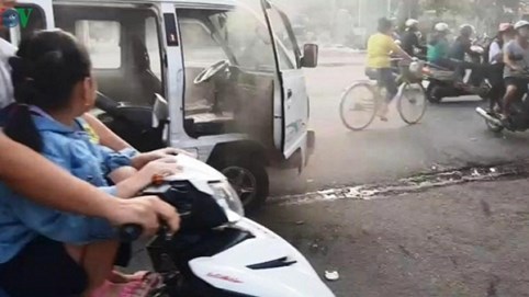 Xe đưa đón bất ngờ bốc khói mù mịt, học sinh hoảng sợ ​