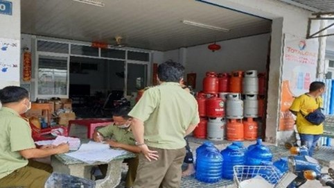 Phạt hơn 8,2 triệu đồng 2 cơ sở vi phạm kinh doanh khí dầu mỏ hóa lỏng