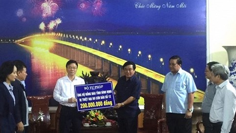 Bộ trưởng Lê Thành Long trao quà hỗ trợ người dân bị lũ lụt tại 3 tỉnh Bình Định, Phú Yên, Khánh Hoà