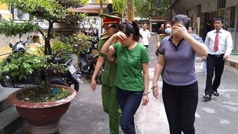 Hai phụ nữ giả danh công an lừa hơn 400 triệu đồng