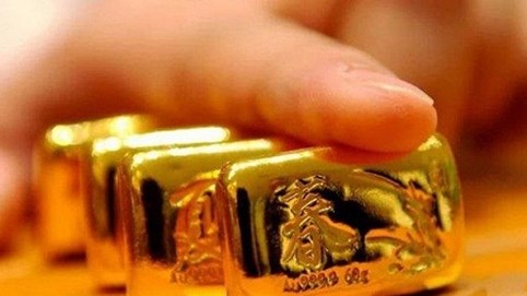 Giá vàng giằng co với đồng USD