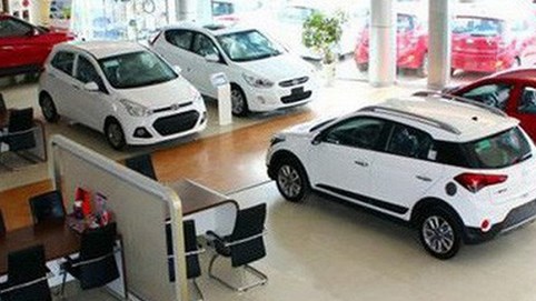 Ô tô vẫn đại hạ giá, đại lý cắn răng chịu lỗ