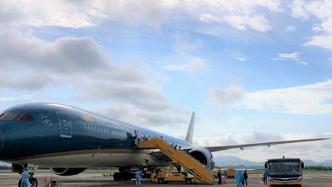 Sân bay Vân Đồn đón 298 hành khách từ Nhật Bản theo quy trình khép kín ngoài nhà ga