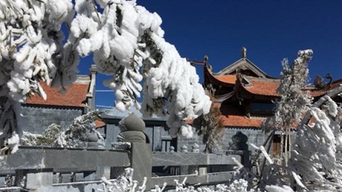 Không khí lạnh tăng cường, băng trắng xóa đỉnh Fansipan