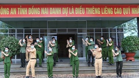 Lạ mà yêu 'Vũ điệu rửa tay' của cảnh sát trẻ Đồng Nai