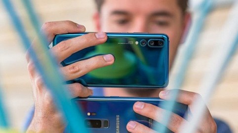 Bị Mỹ cấm vận, Huawei xem lại tham vọng qua mặt Samsung