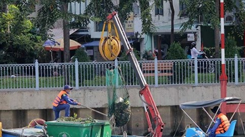 Sông Sài Gòn ngập trong rác thải nhựa