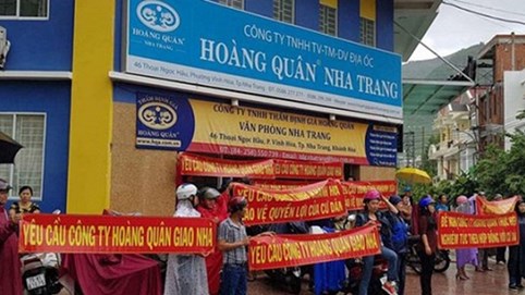 Đại gia ôm 40 triệu USD sang Mỹ, ngàn dân nghèo khóc theo