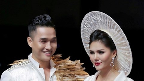 Đảm nhận vai trò vedette, siêu mẫu Hùng Trần - Á hậu Kim Nguyên tình tứ trên sàn catwalk