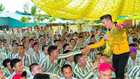 Đàm Vĩnh Hưng, Trường Giang đi diễn cho phạm nhân mừng xuân mới