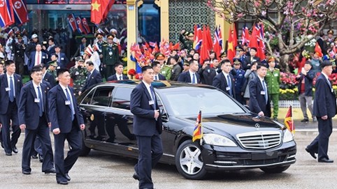 Dàn cận vệ của Chủ tịch Kim Jong-un ở ga Đồng Đăng