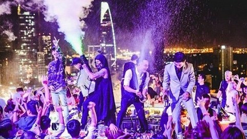 Dân chơi Sài Gòn đốt tiền, ùn ùn kéo nhau lên nóc nhà