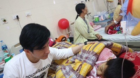 Đan Trường cùng học trò trao 100 phần quà cho bệnh nhân ung thư