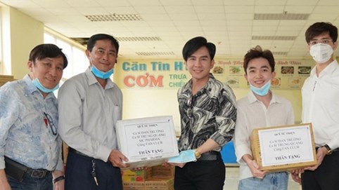 Đan Trường tặng 35.000 khẩu trang, gel rửa tay và găng tay cho các khu cách ly