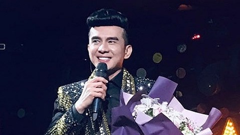 Đan Trường thức đến 3 giờ sáng, ký tặng đĩa cho người hâm mộ