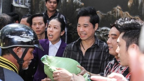 Danh ca Ngọc Sơn phát gạo từ thiện dịp sinh nhật