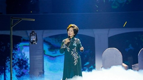 Danh ca Phương Dung xúc động hát 