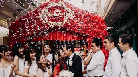 Đạo diễn Võ Thanh Hòa tưng bừng rước Mai Bảo Ngọc về “dinh”