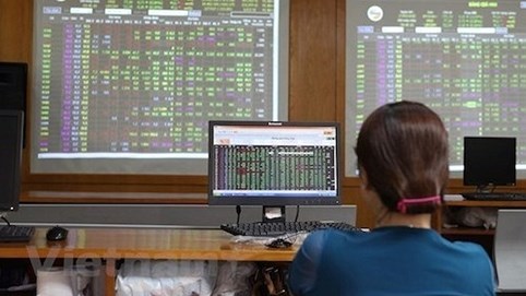 Đầu tư chứng khoán trong tháng 8: Cẩn thận củi lửa!