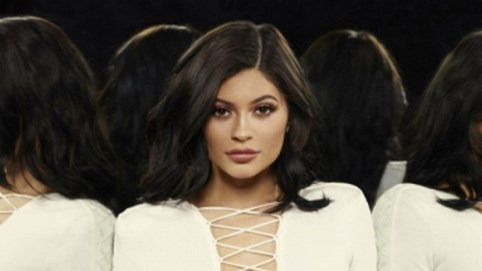 Đây là mỹ nhân “vượt mặt” ông chủ Facebook để trở thành tỷ phú tự thân trẻ nhất thế giới