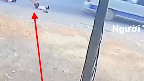 Nóng 24h qua: Xe đưa đón học sinh lại làm rớt học sinh giữa đường