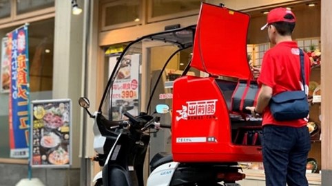 Nhân viên khách sạn 5 sao Hilton trở thành shipper cho Amazon giữa đại dịch