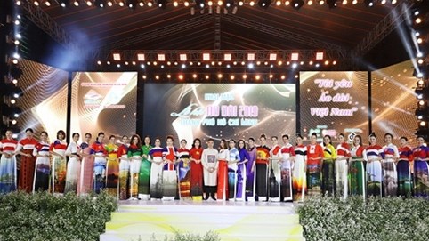 Đêm khai mạc Lễ hội Áo dài TP. Hồ Chí Minh rực rỡ với hàng trăm bộ áo dài quốc kỳ đặc sắc