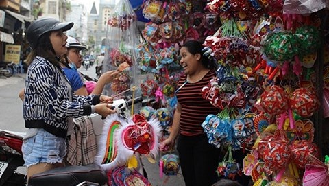 Đèn trung thu truyền thống lấn át hàng Trung Quốc