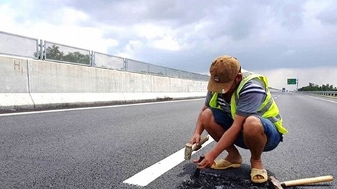 Dẹp ngay cảnh quần cộc, dép tổ ong ngồi vá đường cao tốc 34.000 tỷ đồng