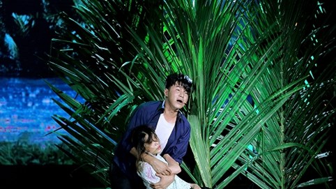 Diễn cảnh đớn đau nhìn con bị cưỡng hiếp, Vũ Mạnh Cường lấy nước mắt Việt Trinh