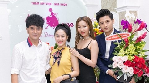 Diễn viên Hùng Thuận đến chúc mừng vợ chồng ca sĩ Đỗ Minh Quân khai trương spa