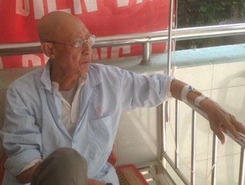 Diễn viên Lê Bình bị ung thư phổi, điều trị cùng bệnh viện với Mai Phương