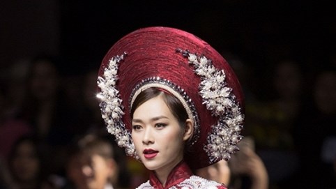 Diệp Bảo Ngọc mặc áo dài đính pha lê, làm vedette sàn diễn thời trang