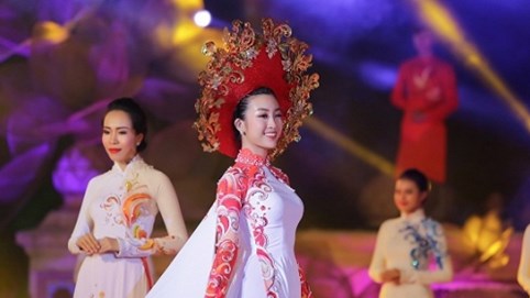 Hoa hậu Đỗ Mỹ Linh làm vedette tại sự kiện Festival Huế 2018