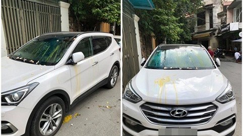 Đỗ thiếu ý thức, xe ô tô trắng bị ném trứng sống trên phố Hà Nội?
