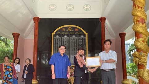 Doanh nhân Nguyễn Hoàng Sang nhận Bằng khen của Chủ tịch UBND tỉnh Bến Tre