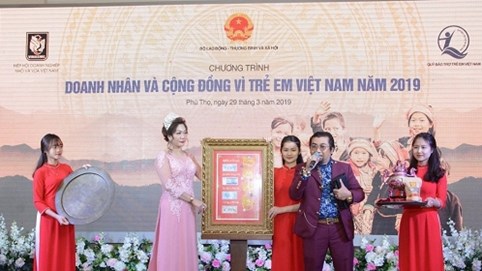 Doanh nhân Nguyễn Hoàng Sang tham gia tài trợ vật phẩm đấu giá tại Phú Thọ