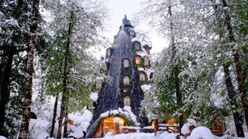 Độc đáo khách sạn hình ngọn núi lửa phun trào nước quanh năm