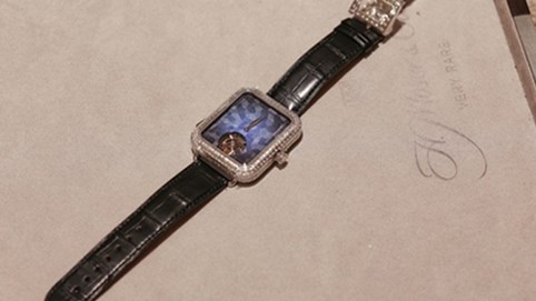 Đồng hồ cơ giống AppleWatch giá 15 tỷ đồng đến Việt Nam