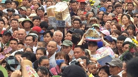 Dòng người nô nức đổ về Đền Hùng ngày Giỗ Tổ